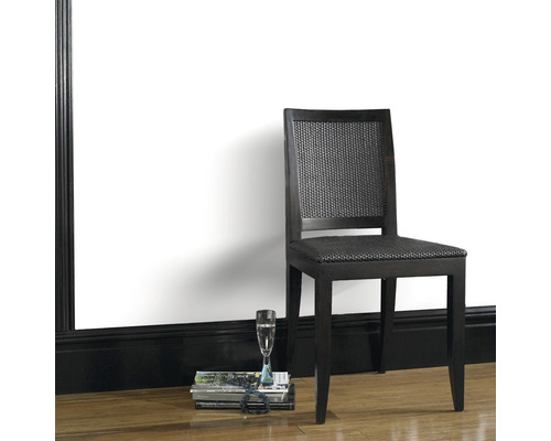 Stuhl mit Stoffbezug und Holzrahmen neben einer Vase auf einem Buch