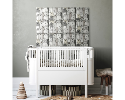 Kinderzimmer mit Gitterbett, Wandpaneelen mit Bärenmuster und Dekorationsgegenständen