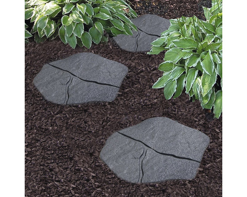 Trittsteine aus Steinimitat im Gartenbeet