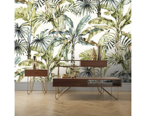 Wohnzimmer mit tropischer Tapete und Holzmöbeln auf goldenen Beinen