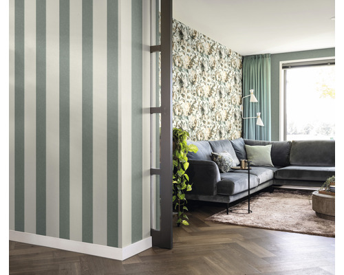 Wohnzimmer mit gestreifter Tapete und floraler Mustertapete