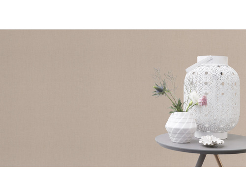 Dekorative Szene mit einer weißen Laterne, einer Vase mit Blumen und einer kleinen Dekoration auf einem Tisch