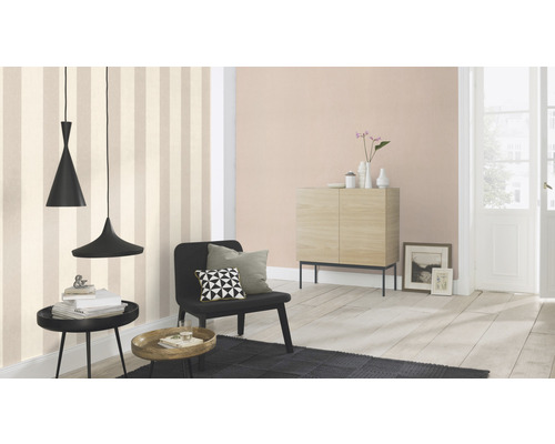 Wohnzimmer mit gestreifter Tapete, Sideboard, Sessel und Pendelleuchten