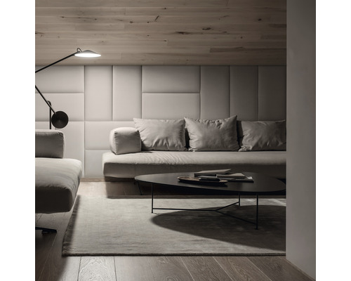 Wandkissen Matt Velvet beige Samt-Optik 30 x 60 cm Wohnzimmer mit Sofa, Kissen, Teppich, Tisch und Stehlampe