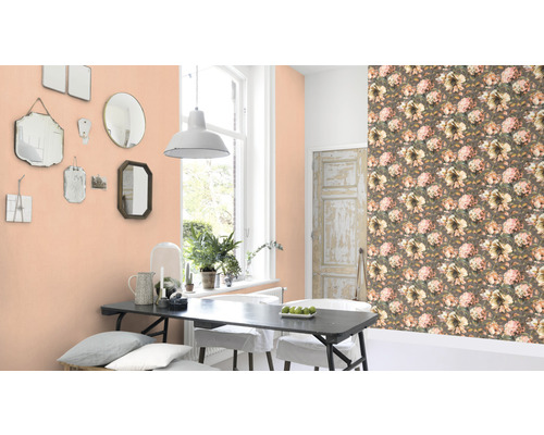 Esszimmer mit Esstisch, Stühlen, Spiegeln an der Wand und floraler Tapete