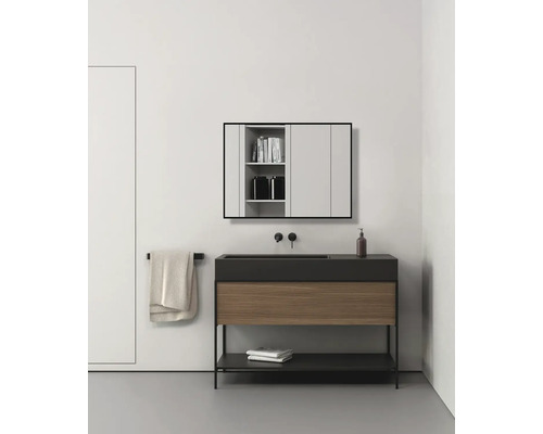 Badezimmer mit Waschtischunterschrank, Spiegelschrank und Handtuchhalter