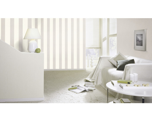 Wohnzimmer mit gestreifter Tapete, Sofa und Tisch.