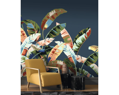 Wohnzimmer mit gemusterter Tapete, Sessel und Beistelltischen