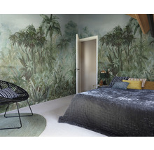Schlafzimmer mit Dschungeltapete, Bett, Stuhl und Tür