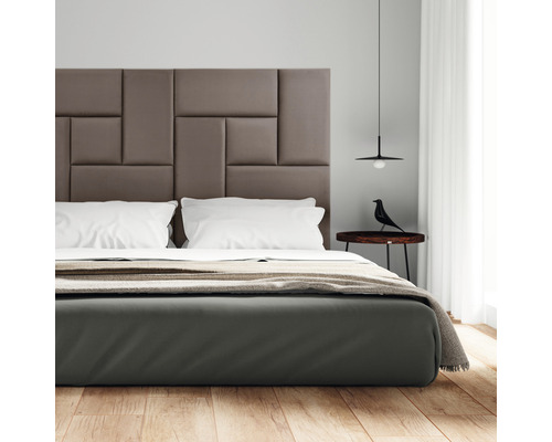 Schlafzimmer mit Bett, Nachttisch und Lampe