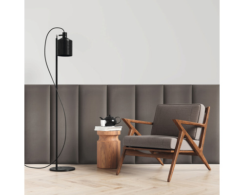Raumansicht mit Sessel, Stehlampe und Beistelltisch