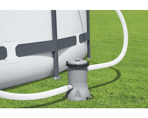 Pool mit Filterpumpe auf Rasen