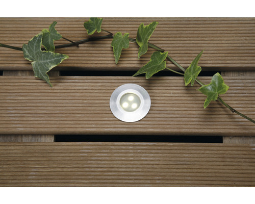 Bodeneinbaustrahler auf Holzterrasse mit Efeublatt