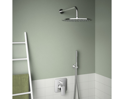 Badezimmer mit Duscharmatur, Handbrause und Handtuchhalter