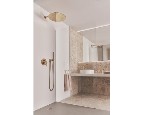 Modernes Badezimmer mit Dusche, Waschtisch und Spiegel