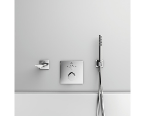 Aufputz-Badearmatur mit Handbrausegarnitur an einer Wand