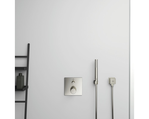 Eingebaute Duscharmatur mit Handbrause und Ablageleiter im Badezimmer