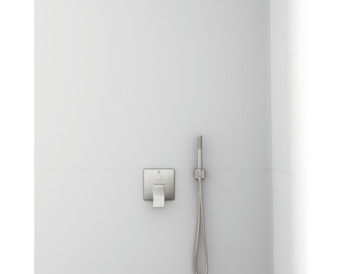 Duscharmatur und Handbrause an einer weißen Wand