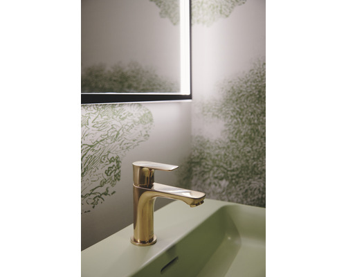 Waschtischarmatur auf Waschbecken mit Spiegel im Badezimmer