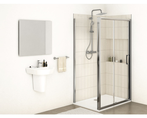 Badezimmer mit Dusche, Waschbecken, Spiegel und Handtuchhalter für ein helles, organisiertes Ambiente.