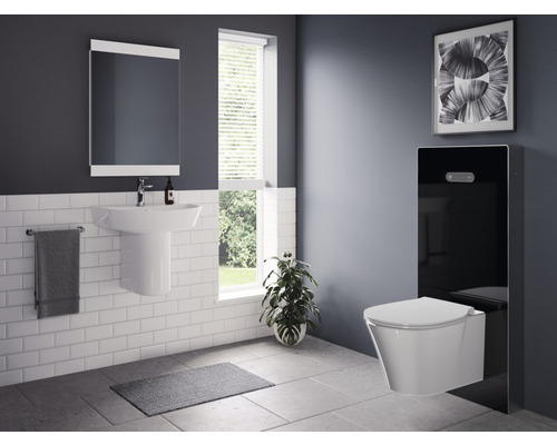 Modernes Badezimmer mit Toilette, Waschtisch, Spiegel und Accessoires.