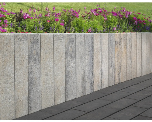 Blumenmauer mit Bepflanzung und Pflastersteinen