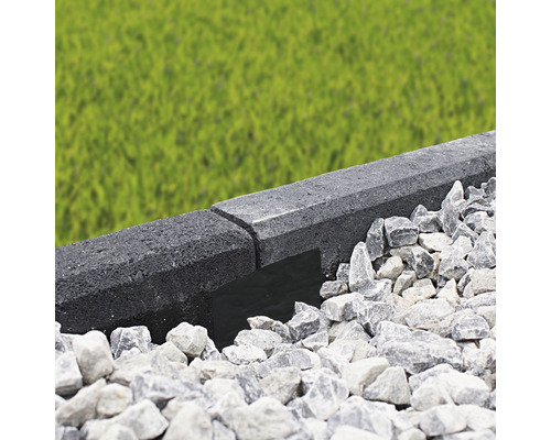 Betonbordsteine umranden einen Kiesweg