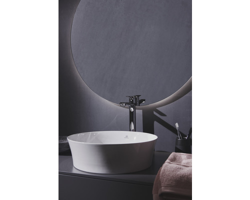 Badezimmer Szene mit Aufsatzwaschbecken, Armatur und Spiegel