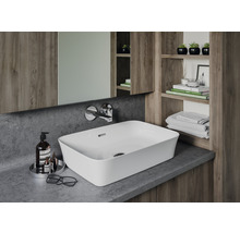 Modernes Badezimmer mit Aufsatzwaschbecken, Armatur, Spiegel und Holzregalen.