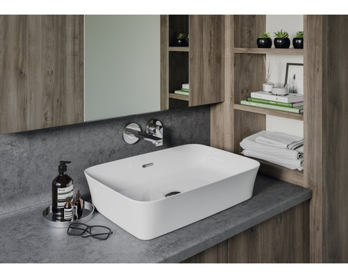 Modernes Badezimmer mit Aufsatzwaschbecken, Armatur, Spiegel und Holzregalen.