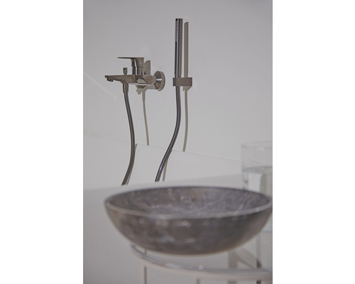 Badezimmerarmatur mit Handbrause und Aufsatzwaschbecken