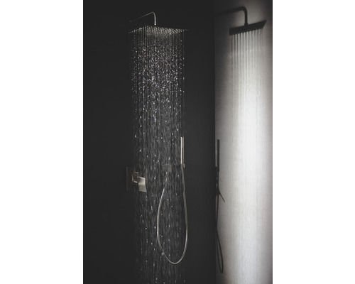 Regendusche mit Handbrause in einem Badezimmer mit dunkler Wand