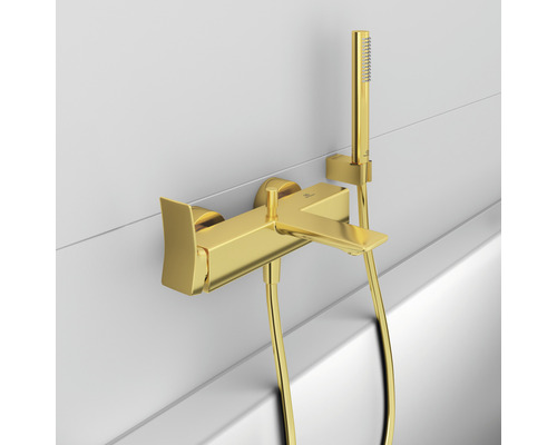 Goldfarbene Badewannenarmatur mit Handbrause