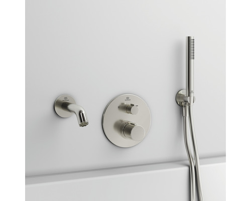 Aufputz Badearmatur mit Handbrause an einer Wand montiert