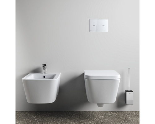 Badezimmerausstattung mit Bidet, wandhängendem WC, Betätigungsplatte und WC-Bürste