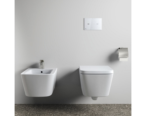 Modernes Badezimmer mit wandhängendem WC und Bidet