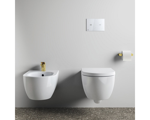 Modernes Badezimmer mit Bidet, wandhängendem WC und Betätigungsplatte