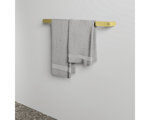 Zwei graue Handtücher hängen an einem Handtuchhalter