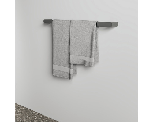 Handtuchhalter mit zwei Handtüchern