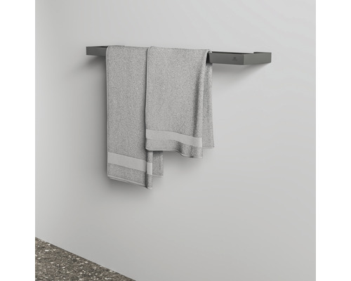 Grauer Handtuchhalter mit zwei Handtüchern an einer Wand