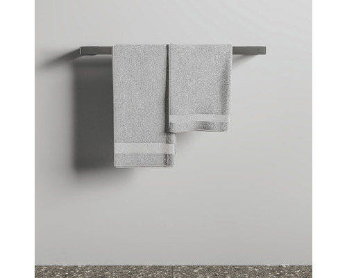Zwei Handtücher hängen an einer Handtuchstange