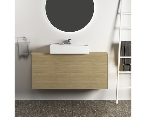 Badezimmer mit Waschtischunterschrank, Waschbecken, Spiegel und Handtuchhalter