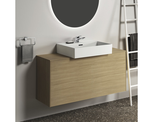 Modernes Badezimmer mit Waschtisch, Spiegel und Handtuchhalter