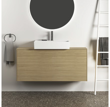 Modernes Badezimmer mit Waschtisch, Aufsatzwaschbecken, rundem Spiegel und Handtuchhalter