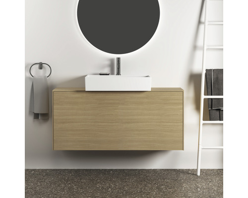 Modernes Badezimmer mit Waschtisch, Aufsatzwaschbecken, rundem Spiegel und Handtuchhalter