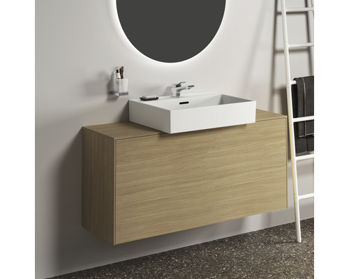 Badezimmer mit Waschtischunterschrank, Aufsatzwaschbecken und Spiegel mit Beleuchtung