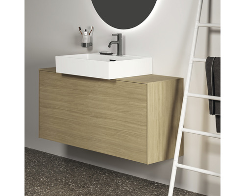 Badezimmer mit Waschtischunterschrank, Aufsatzwaschbecken und Handtuchhalter