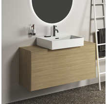 Modernes Badezimmer mit Waschtisch, Unterschrank und Spiegel