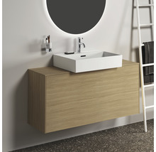 Modernes Badezimmer mit Waschtischunterschrank, Aufsatzwaschbecken und beleuchtetem Spiegel.