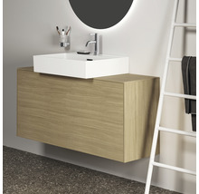 Modernes Badezimmer mit Waschtisch, Aufsatzwaschbecken und Handtuchleiter